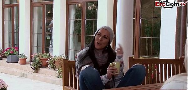 Reiche deutsche dünne Blondine verführt den Hausmeister mit dickem Schwanz